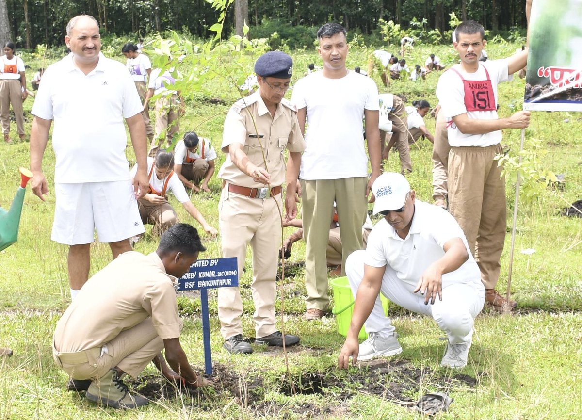 stcbsfnb's tweet image. In line with BSF’s commitment to a cleaner &amp;amp; greener environment, Officers &amp;amp; troops of @stcbsfnb organised a plantation drive under the supervision of Sh. Karni Singh Shekhawat, IG, along with Sh. Raja M, DFO and Forest officials to spread the message of sustainability.
