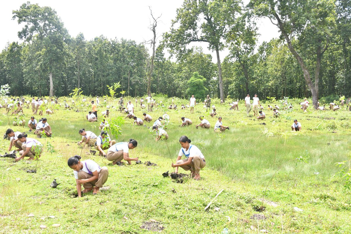 stcbsfnb's tweet image. In line with BSF’s commitment to a cleaner &amp;amp; greener environment, Officers &amp;amp; troops of @stcbsfnb organised a plantation drive under the supervision of Sh. Karni Singh Shekhawat, IG, along with Sh. Raja M, DFO and Forest officials to spread the message of sustainability.