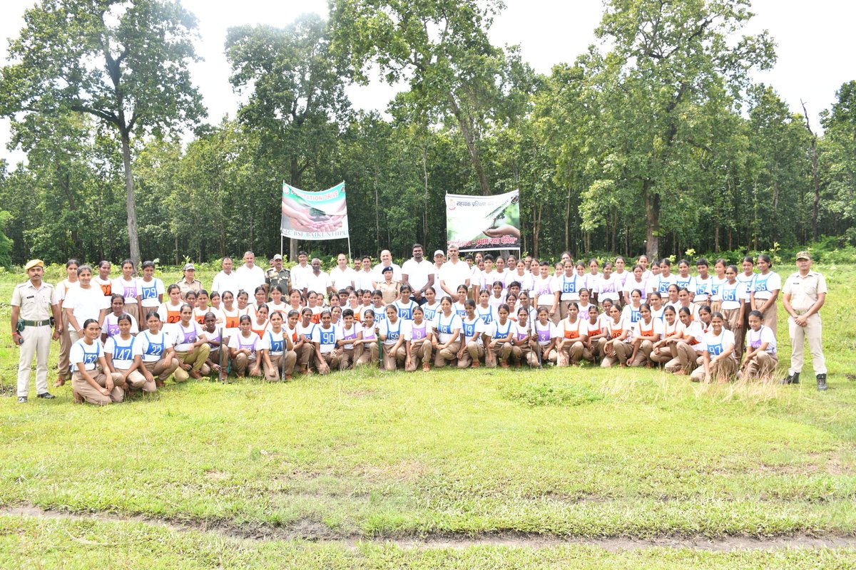 stcbsfnb's tweet image. In line with BSF’s commitment to a cleaner &amp;amp; greener environment, Officers &amp;amp; troops of @stcbsfnb organised a plantation drive under the supervision of Sh. Karni Singh Shekhawat, IG, along with Sh. Raja M, DFO and Forest officials to spread the message of sustainability.