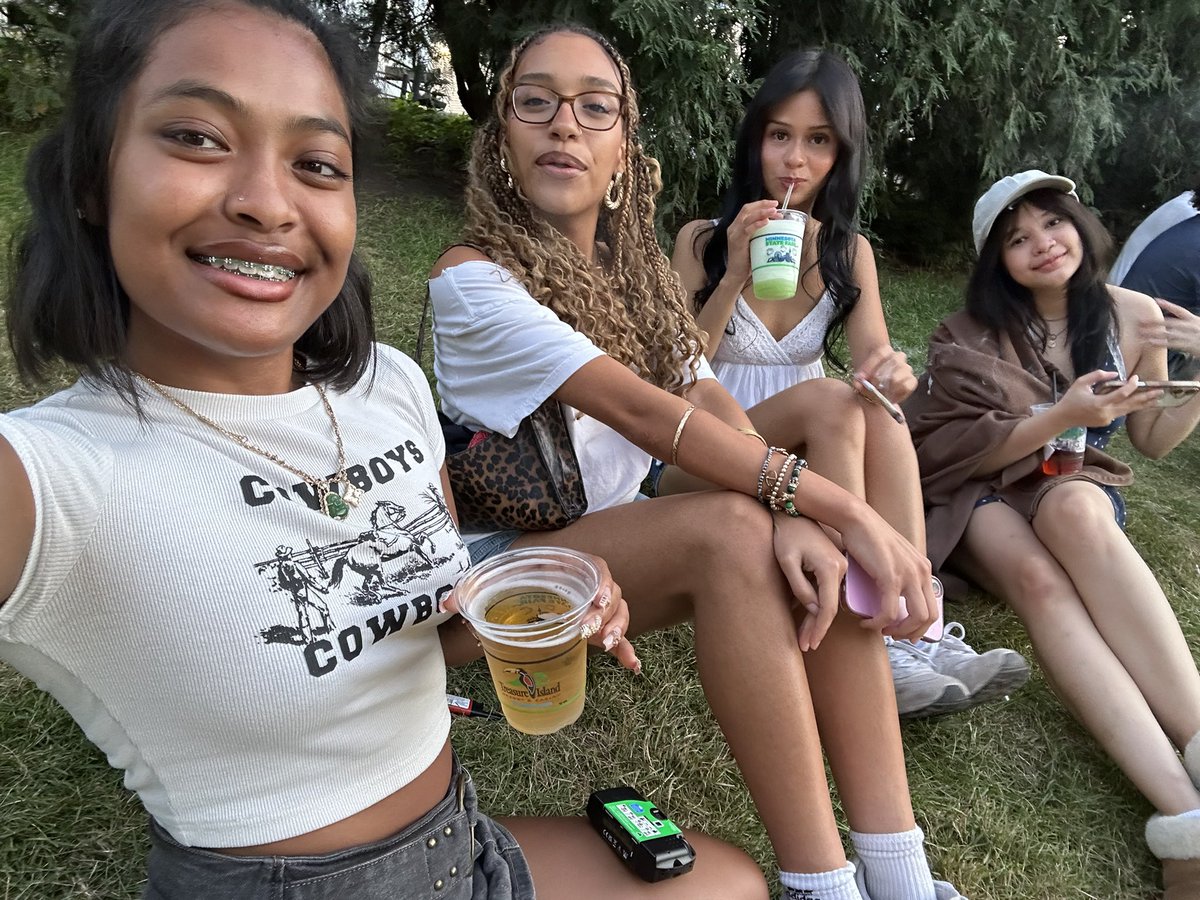 Recently have been very appreciative of the people around me, I hope they know i luv them :>