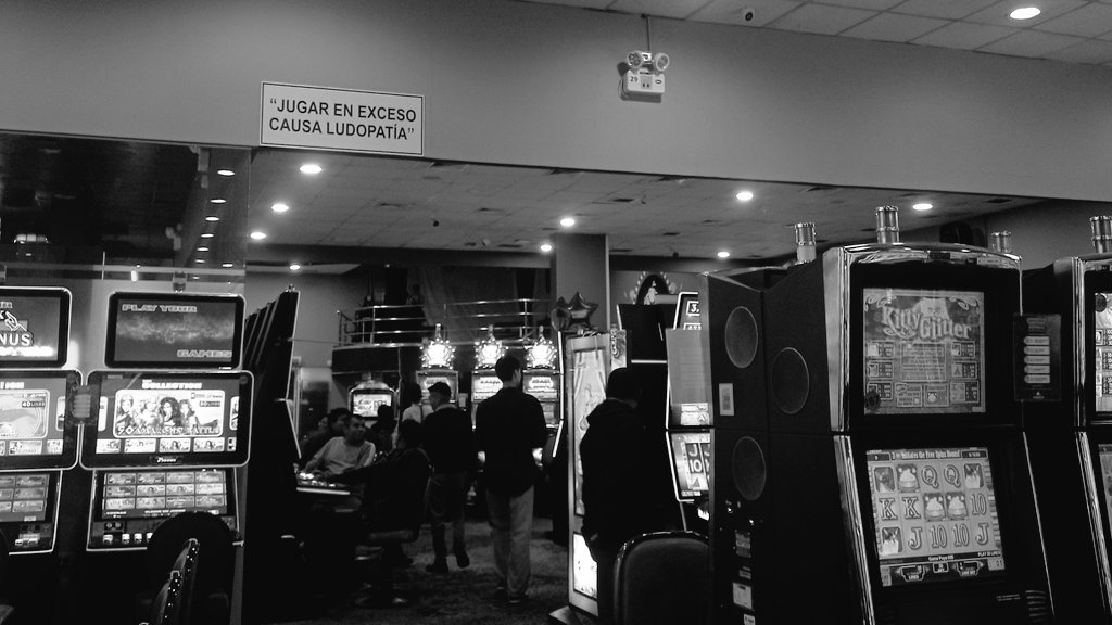 claudiapancitoX's tweet image. Omgaa, loquito atrapado en el casino gasta su dinero en una noche de vicios 🗿🚬 
lmfaoo, I adored this guy sm TT🫱🏼🤍🙂‍↕️
#ayearago