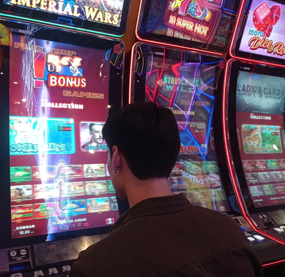 claudiapancitoX's tweet image. Omgaa, loquito atrapado en el casino gasta su dinero en una noche de vicios 🗿🚬 
lmfaoo, I adored this guy sm TT🫱🏼🤍🙂‍↕️
#ayearago