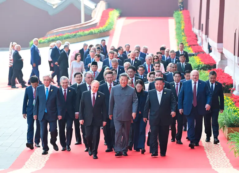 Mientras tu ves Netflix, ellos definen
El Nuevo Orden Mundial.

Esta foto que ves aquí, No es IA.
Es 100% Real y constituye una seria amenaza.
Tanto, que hasta D. Trump ya se sintió aludido.

En Pekín, Xi recibió a Putin y a Kim en una alfombra roja que ya es símbolo de guerra