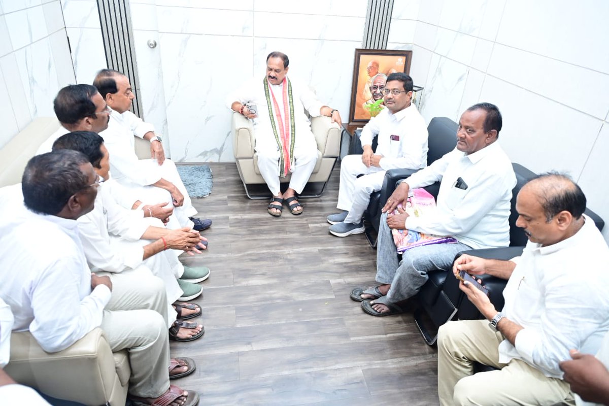 TPCC అధ్యక్షుడు శ్రీ మహేష్ కుమార్ గౌడ్ గారిని  నూతన అడెల్లి పోచమ్మ దేవాలయ ప్రారంభోత్సవానికి ఆహ్వానించిన మాజీ మంత్రి అల్లోల ఇంద్రకరణ్ రెడ్డి మరియు నిర్మల్ కాంగ్రెస్ నాయకులు.