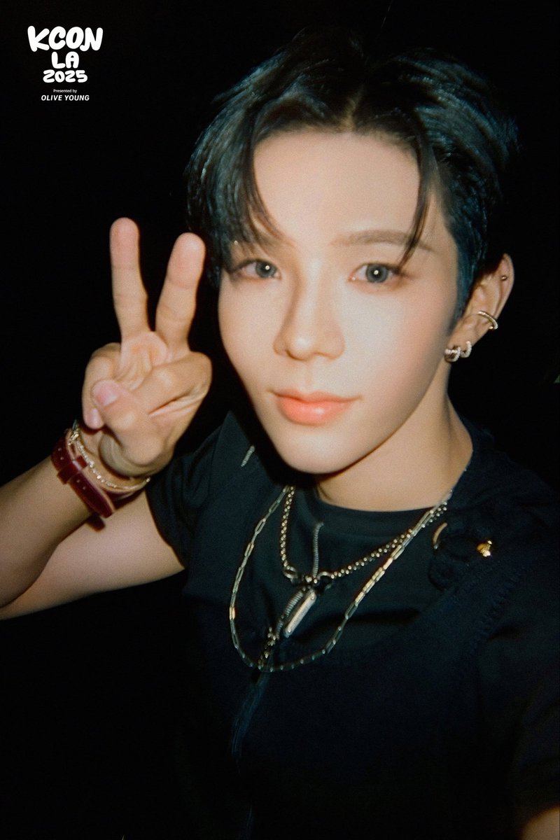 พี่โชล้อน้องหลอคะ55555 ดุท่าชูสองนิ้ว