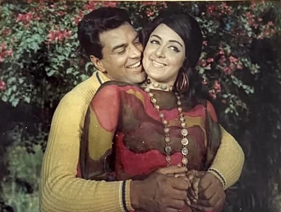 sowika71's tweet photo. Dharmendra and Hema Malini in the film "Tum Haseen Main Jawan" (1970).

#Dharmendra #HemaMalini
#heman #dreamgirl #bollywoodflashback 
#screencouples #oldisgold https://t.co/Ez1vFhhoP6