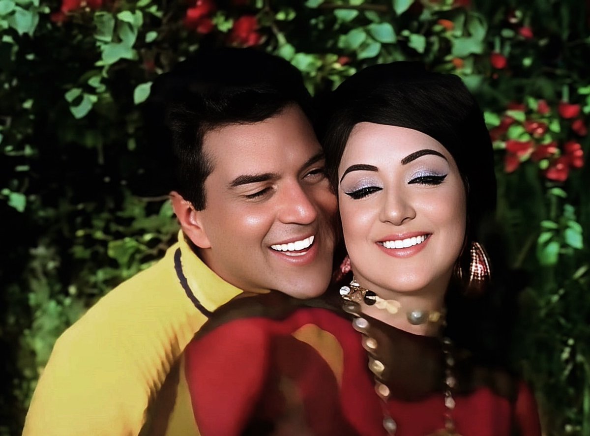 sowika71's tweet photo. Dharmendra and Hema Malini in the film "Tum Haseen Main Jawan" (1970).

#Dharmendra #HemaMalini
#heman #dreamgirl #bollywoodflashback 
#screencouples #oldisgold https://t.co/Ez1vFhhoP6