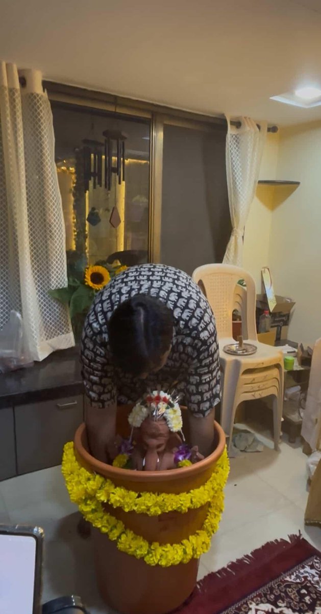 आपण #GaneshChaturthi साजरा करताना आपल्या पर्यावरणाचा सन्मान करायला विसरू नये.
घरगुती विसर्जन किंवा कृत्रिम तलावांचा पर्याय निवडा: समुद्र व तलावांसारख्या नैसर्गिक जलस्रोतांमध्ये प्रदूषण कमी करण्यासाठी <a href="/mybmc/">माझी Mumbai, आपली BMC</a> ने विसर्जनासाठी कृत्रिम तलावांची सोय केली आहे. #GanpatiBappaMorya