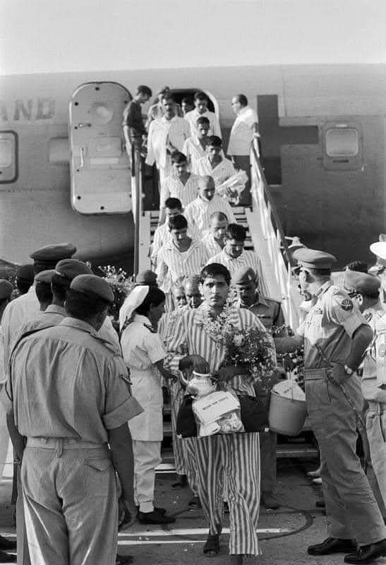 col_chaubey's tweet photo. 1972-73 में भारतीय हिरासत में 2 वर्ष बिताने के बाद पाकिस्तान के युद्धबंदी अपने देश लौटे।
यह इतिहास में एकमात्र अवसर था जब पराजित सेना को नायकों जैसा स्वागत मिला।
अब समझ आया, आसिम मुनीर को फील्ड मार्शल कैसे बनाया गया।
#Pakistan #pakistanpow #IndianArmy https://t.co/rrMGviCuni