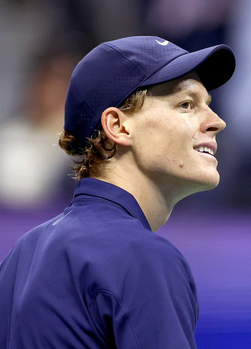 TheTennisLetter's tweet photo. Sinner d. Lorenzo Musetti 6-1 6-4 6-2

Jannik reaches back to back U.S. Open Semifinals.

This is also his 5th consecutive Grand Slam Semifinal.

He’s now won 26 of the last 27 sets he’s played in hard court Slams.

✅8th Grand Slam SF
✅12th consecutive win at US Open

Unmatched consistency… and it’s absolutely incredible to witness.

🇮🇹❤️