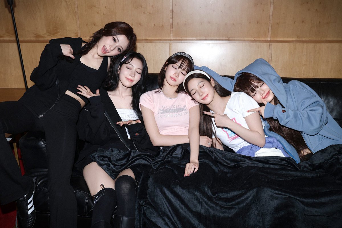 [#오늘의르세라핌]
250903 @ 2025 LE SSERAFIM TOUR 'EASY CRAZY HOT' IN NEWARK

NEWARK ✨
Thank you for opening our US tour with so much love and energy 💪🩵

#LE_SSERAFIM #르세라핌
#EASY_CRAZY_HOT
#EASY_CRAZY_HOT_IN_US