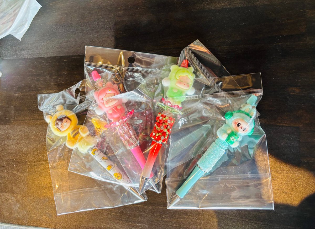 FCT_gotenba's tweet photo. 🥳ご来店でプレゼント🎉
スパイスカレー＆ハンバーグ　ComeComeをご利用の高校生以下のお客様限定で入口のツリー🎄についてるプレゼントを１つプレゼント中🎁
ご利用のお客様はドッグランも無料で使えるのでワンちゃん🐶も一緒に、家族皆で食べに来てね😊 https://t.co/4Tf0XHioZ2