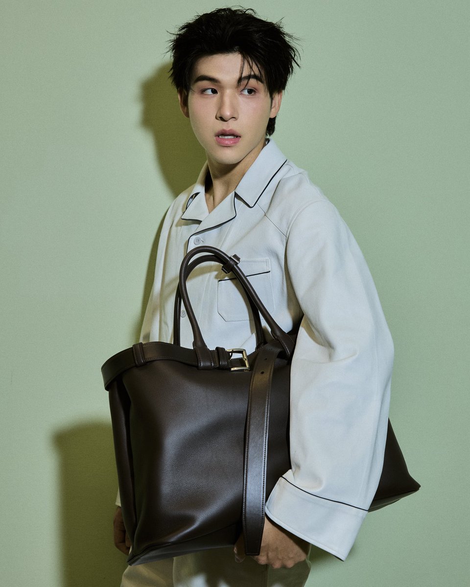 เป๊ะทุกมุม! สกาย วงศ์รวี <a href="/skywongraveee/">Wongravee Nateetorn</a> ถ่ายทอดสไตล์หนุ่ม <a href="/Prada/">PRADA</a> ผ่านโททัลลุคจากคอลเล็กชั่น Fall/Winter 2025 พร้อมกับกระเป๋า Prada Buckle Bag สุดคลาสสิก

#ELLEThailand 
#Prada #PradaFW25 
#SkyWongravee