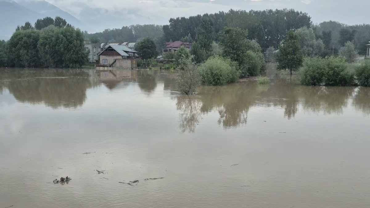 #InPhotos: Flood water in the residential area at Shalina in Budgam on Thursday.

Photos KM / <a href="/UmarGanie1/">Umar Ganie</a>