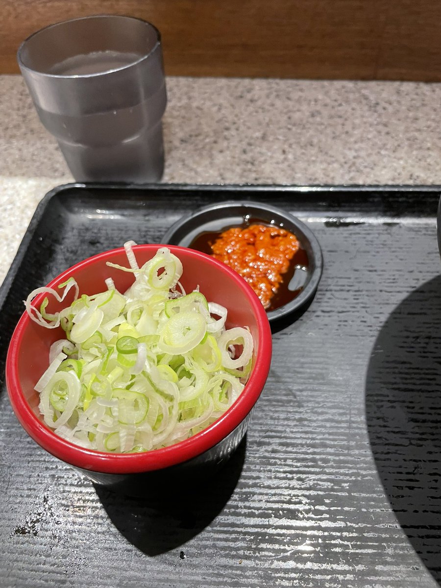 富士そばと鳥羽さんのコラボそば食べにきた。

富士そばの出汁とこのお肉は全く合わない。紅生姜天が少し乗っているのに更に揚げ玉が。。。
甘ったるくて個人的には最悪でした。
残念