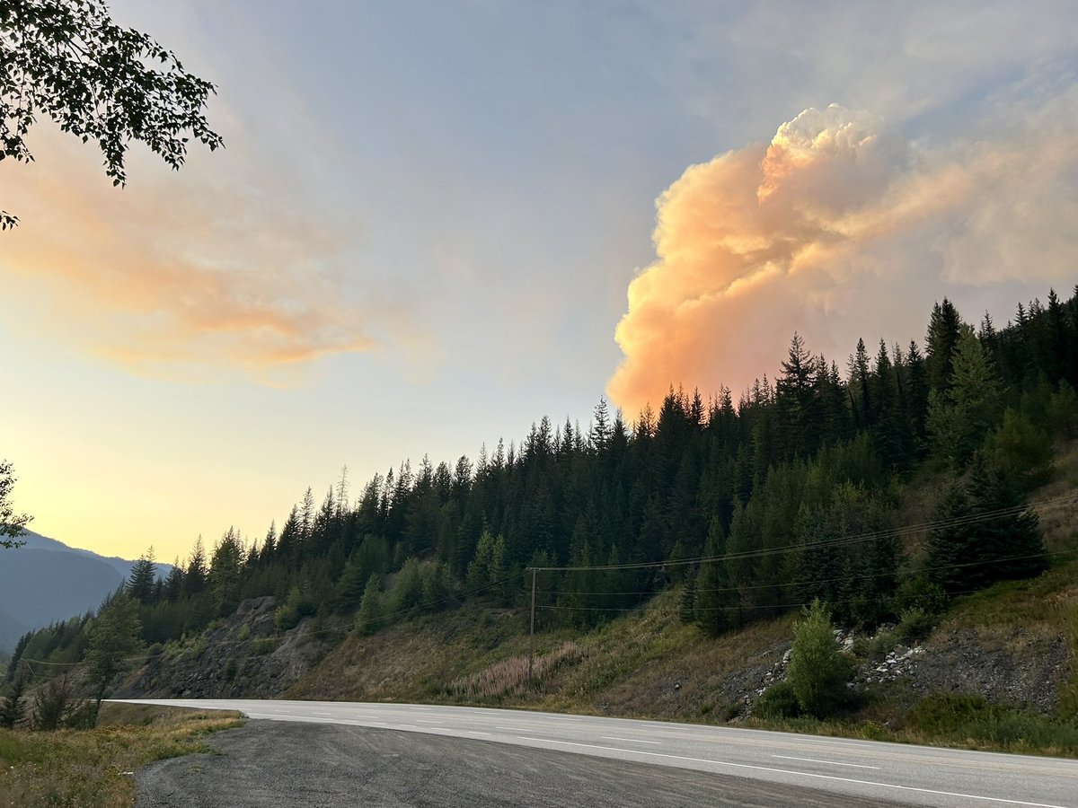 SentPackin's tweet image. Wildfire views near B.C.’s Allison Pass tonight. The Coquihalla Hwy. is closed so it’s the winding Crowsnest for now. #BCwildfire #BChwy #globalbc #weatherwindow