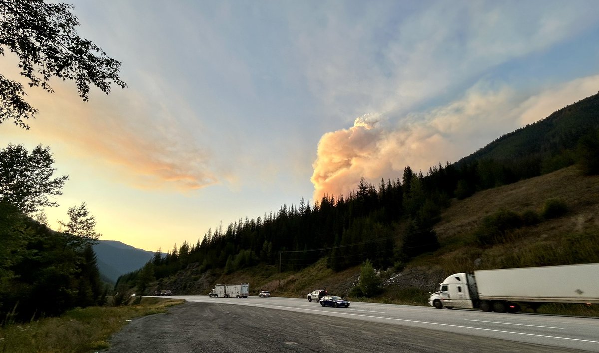SentPackin's tweet image. Wildfire views near B.C.’s Allison Pass tonight. The Coquihalla Hwy. is closed so it’s the winding Crowsnest for now. #BCwildfire #BChwy #globalbc #weatherwindow