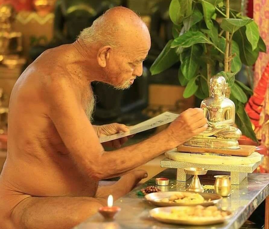 उत्तम त्याग (Renunciation)
जो त्याग करता है वही सच्चा धनी है, क्योंकि उसकी झोली में संतोष का मोती है।
“त्याग वह गंगा है जो जीवन की मैल को धो डालती है।”
#day8 #DasLakshanParv #daslakshanmahaparv #jain