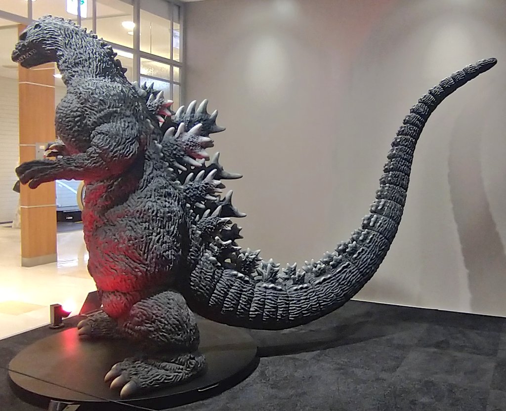 #ゴジラ #ゴジラ1991 
#ゴジラvsキングギドラ
日比谷シャンテ3FのTOHO entertainment STOREに寄り道。
強い男は大胸筋よ。