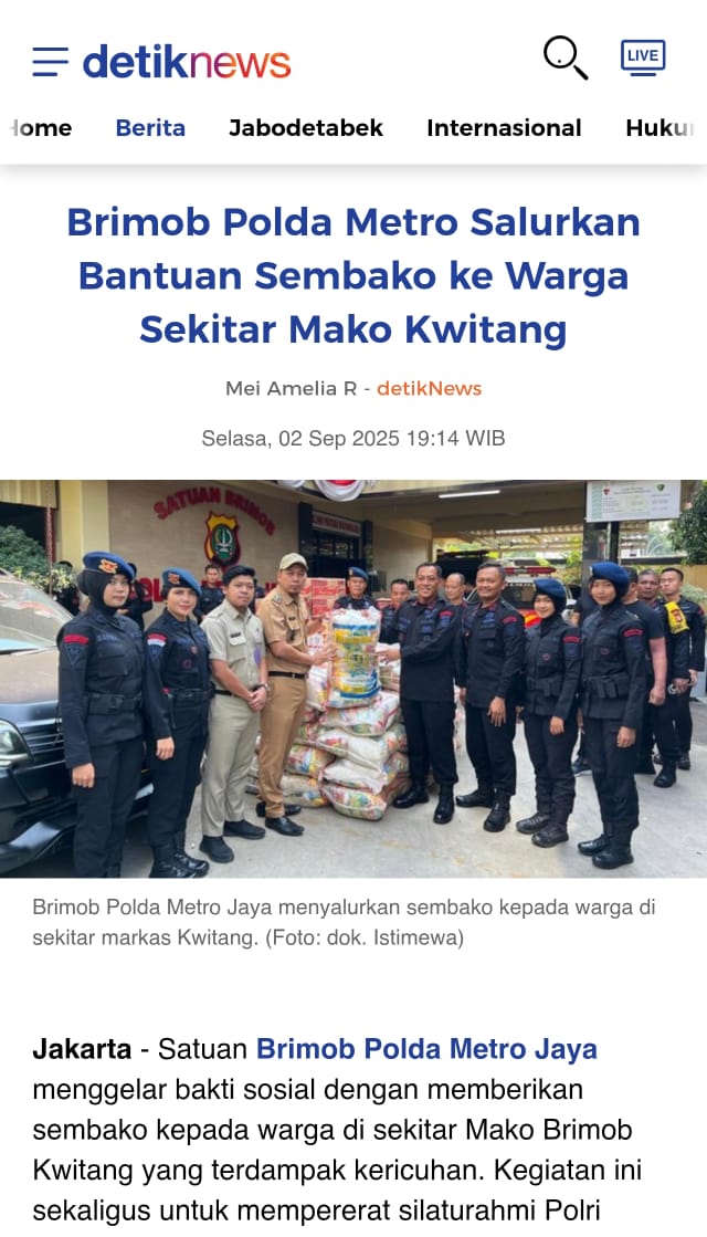 Brimob Polda Metro Jaya menyalurkan bantuan sembako ke warga sekitar maka kwitang yang terdampak kericuhan. Bantuan tersebut sekaligus untuk mempererat silaturahmi polri dengan warga 
#JagaKeutuhanIndonesia
Waspada Provokator Pemecah