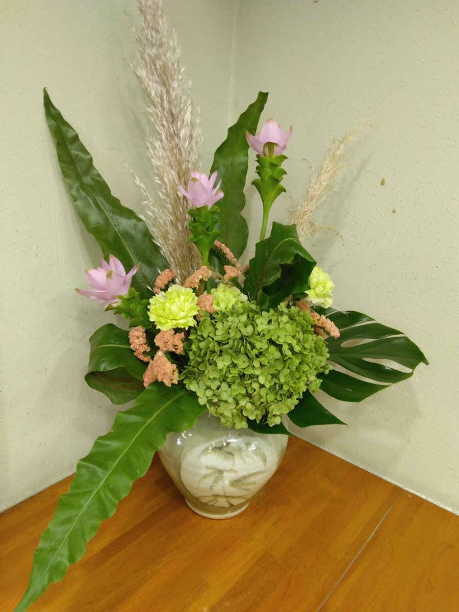 kurage914's tweet image. 今週もGreenRUGさんに、お花を活けていただきましたぁ。今回は淡い色合い。いつも綺麗なアレンジメントをありがとうございます🤗🤗
#湘南　#鵠沼海岸　#アレンジメント　#GreenRUG　#美容室ﾐｵｿﾃｨｽ　#あろま屋