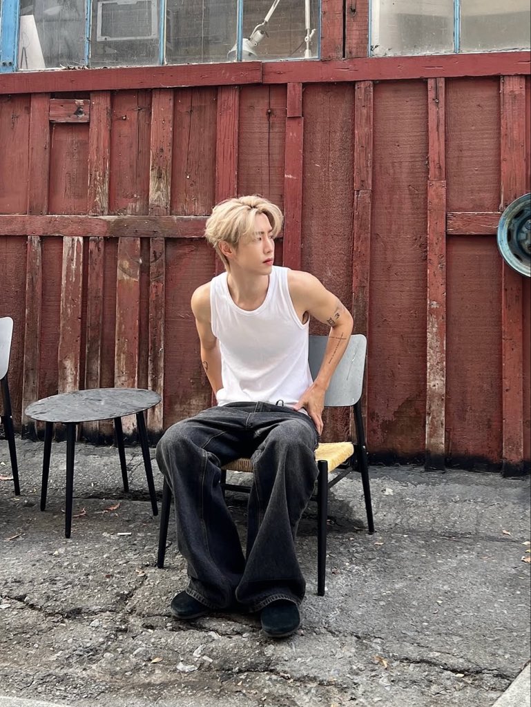 ไม่ใช่แค่หล่อยืนหนึ่งละหวะ หล่อนั่งหนึ่งก็ด้วย หล่อทุกอริยาบทนั่งนอนยืนตีลังกาม้วนหน้าม้วนหลัง เห้อ🥺