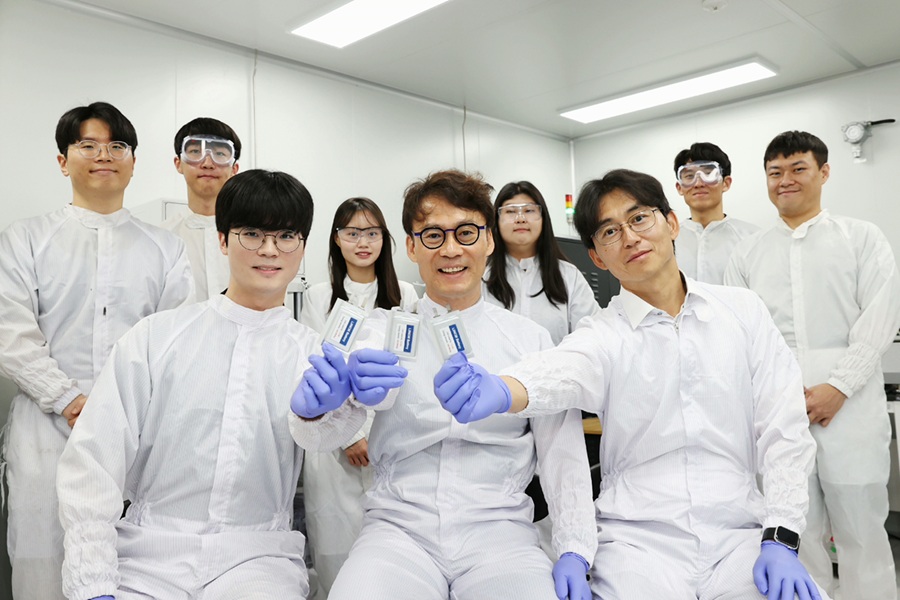 kaistpr's tweet image. ⚡ Breakthrough in #EV batteries!
KAIST x LG Energy Solution solved the dendrite issue in lithium-metal batteries.
✅ 800 km range
✅ 12-min ultra-fast charge
✅ 300,000+ km lifespan

Published in Nature Energy.
The future of EVs just got closer. 🌍🚘🔋
#BatteryTech #Innovation