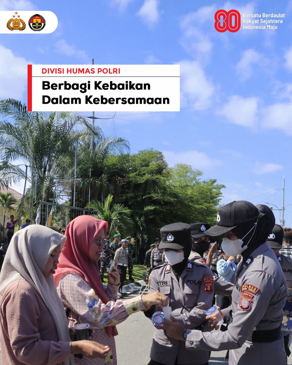 Personel Polwan RI membagikan air mineral kepada masyarakat yang berunjuk rasa Tindakan ini menjadi bagian upaya Polri memberikan pelayanan humanis kepada masyarakat saat menyampaikan aspirasi. Mari Kita Waspada Provokator Pemecah Belah Bangsa dan Bersama #JagaKeutuhanIndonesia