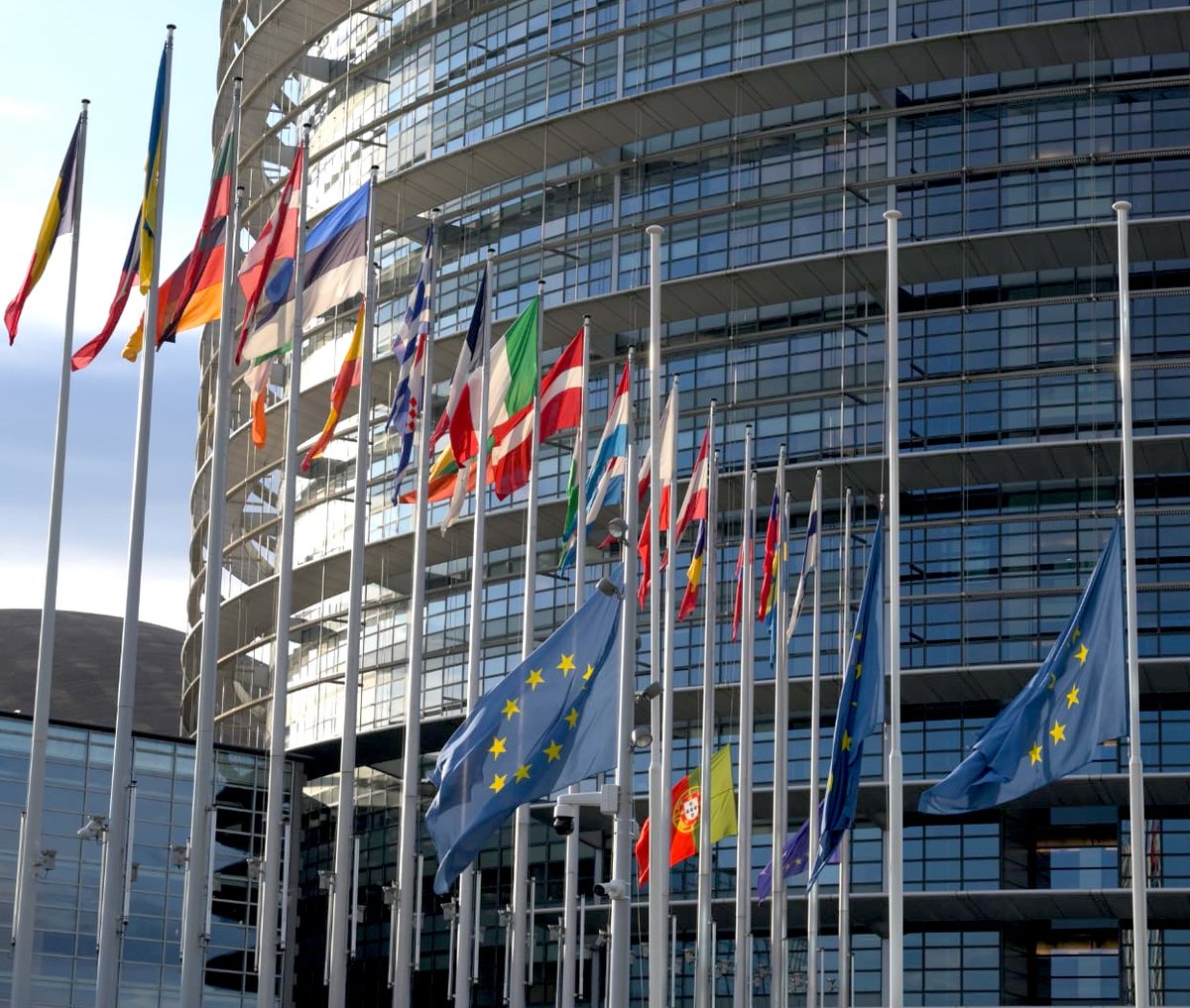 The tragic accident on the Elevador da Glória has shaken Europe deeply.

<a href="/Europarl_EN/">European Parliament</a> joins Portugal on this national day of mourning, flying our flags at half mast.

🇪🇺🇵🇹

O acidente trágico no Elevador da Glória abalou profundamente a Europa.

<a href="/Europarl_PT/">Parlamento Europeu em Portugal</a> acompanha Portugal no