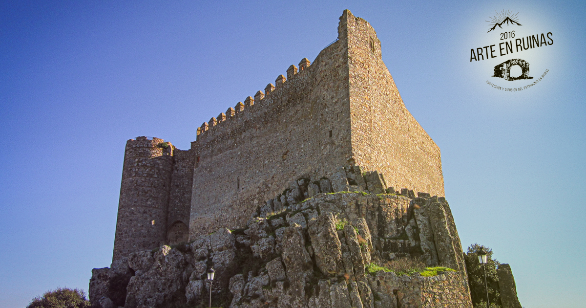 #BuenosDias desde el #Castillo de #PuebladeAlcocer. Los elementos claves de esta fase son sus torres, destacando evidentemente la #Torre del homenaje, de estructura cilíndrica coronada por una terraza que impone por susincreíbles vistas. #Extremadura buff.ly/2ya8tef