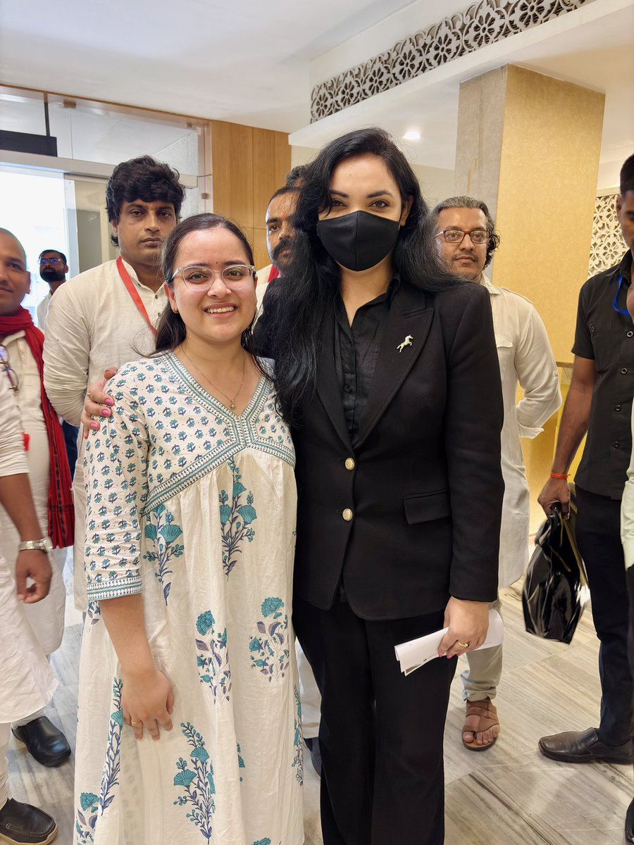 एक महिला समर्थक से सौजन्य मुलाक़ात हुई।
उन्होंने बताया कि वो The Plurals Party को लंबे समय से फ़ॉलो करती हैं। बातचीत के दौरान महिला शक्ति और समाज में उनके सशक्त योगदान पर चर्चा हुई।यह मुलाक़ात सौजन्यता और शिष्टाचार का एक सुंदर उदाहरण रही।