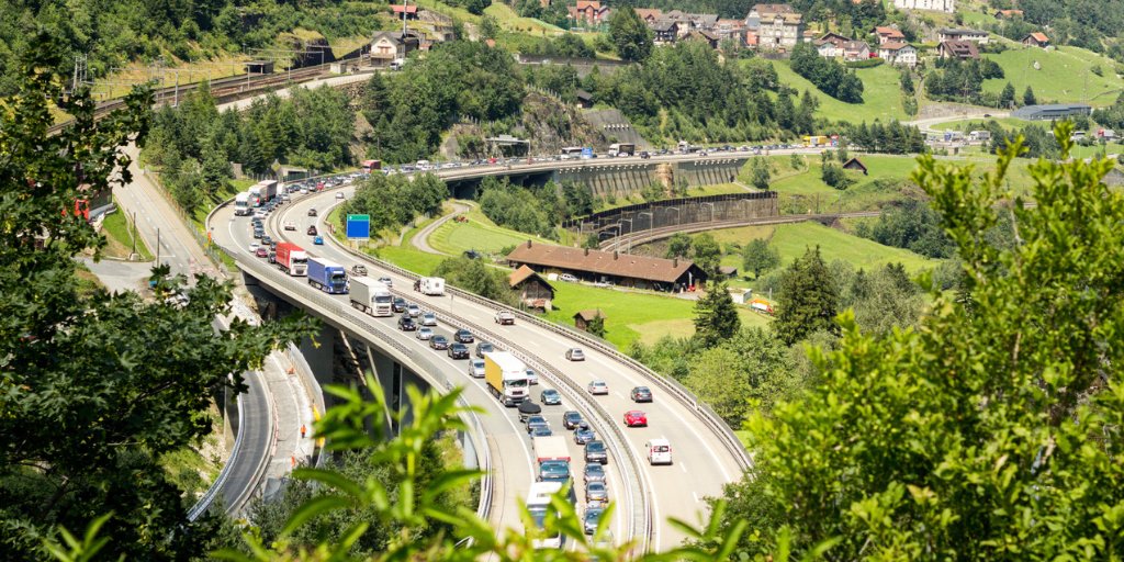 Meno traffico di ritorno al San Gottardo 🚗🚚: Al contrario, il volume del traffico di ritorno verso il portale sud è stato leggermente inferiore rispetto agli ultimi anni. Per saperne di più 👉 brnw.ch/traffico_di_ri…

#myTCS #TouringClubSvizzero #SanGottardo #Traffico
