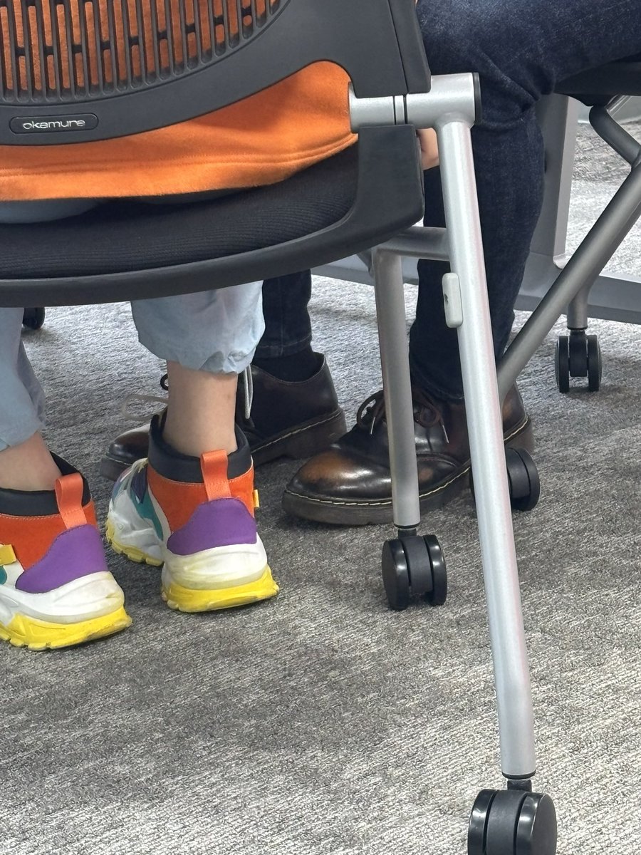 Vシネ取材中。

目の前にインタビュアーさんがいるのに
ガヴの話に夢中な2人は
気が付けば身体の向きがおかしいのです。

そんな仲良し２人組の
中国イベントまであと2日🍇🍫
(mg)

#仮面ライダーガヴ #ショウマハント
#Vシネクスト #ギルティ・パルフェ
もお楽しみに🍿