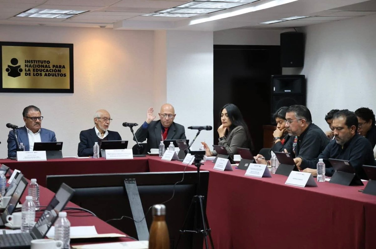 Esta tarde llevamos a cabo la Tercera Sesión Ordinaria de la Junta de Gobierno 2025 del <a href="/INEAmx/">INEA</a>, un espacio fundamental para evaluar los avances alcanzados en estos meses e intercambiar nuevas estrategias que nos permitan seguir impulsando la alfabetización y fortaleciendo