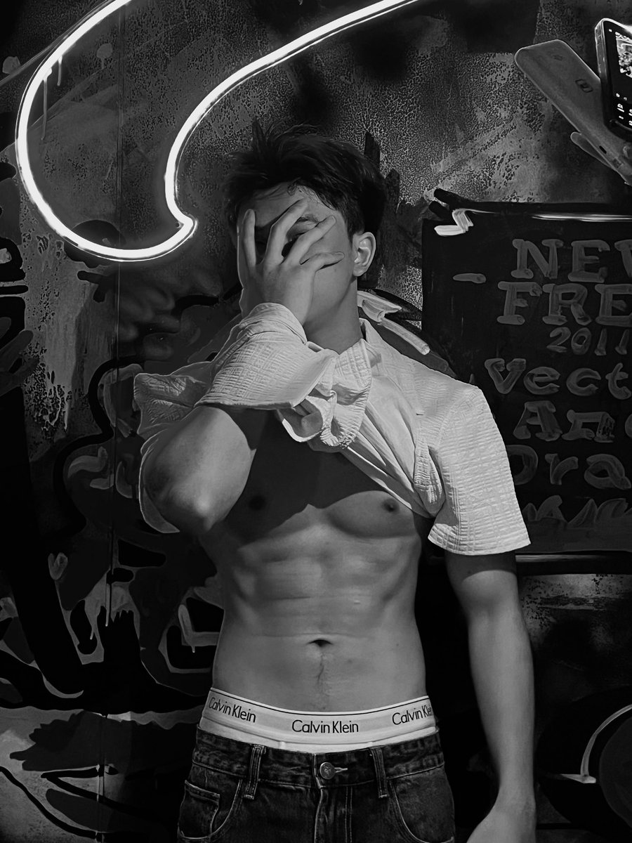 敢对别的男人摇尾巴我就掐死你