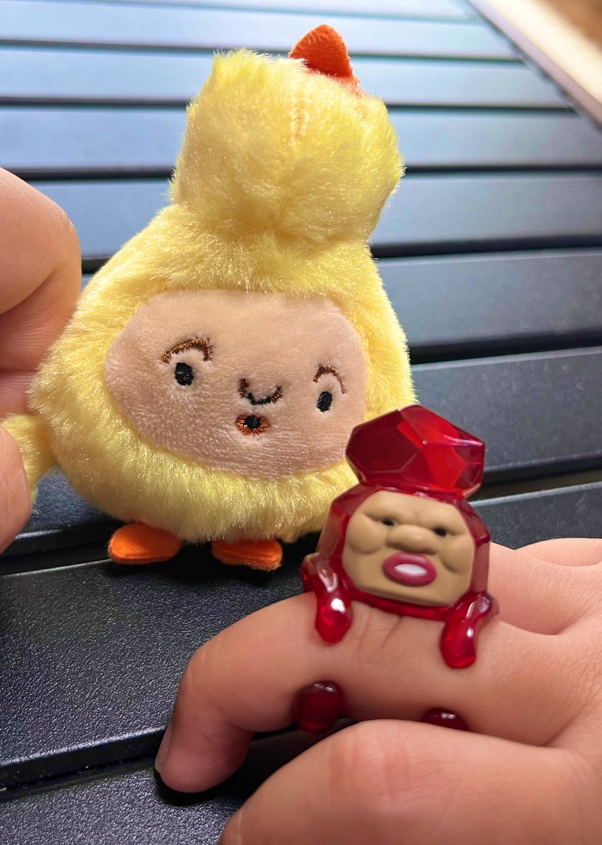 ガチャれたーしあわせ〜🥰

お子の指につけた

喜んでる🙌