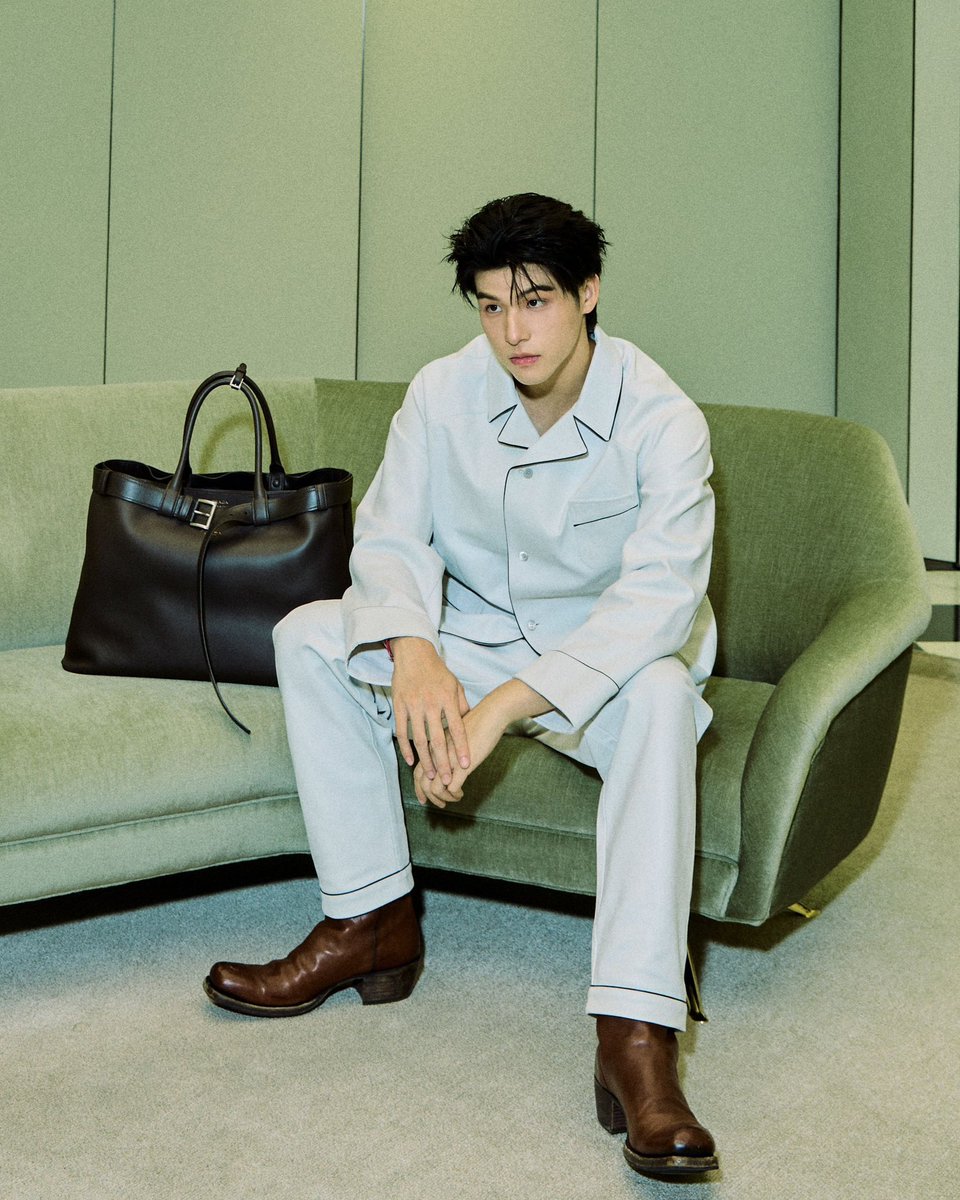 ลุคชุดนอนสุดเท่! ‘สกา-วงศ์รวี’ ในโททัลลุคจาก Prada Fall/Winter 2025 ที่สะท้อนความเรียบง่ายอันโรแมนติกและความซับซ้อนของมนุษย์ผ่านการตีความใหม่ของโครงชุดและวัสดุ

#ELLEMENThailand 
#Prada
#PradaFW25
#SkyWongravee