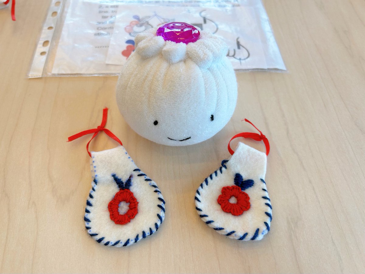 刺繍のワークショップに参加したよ
左がこぴので右が先生のん