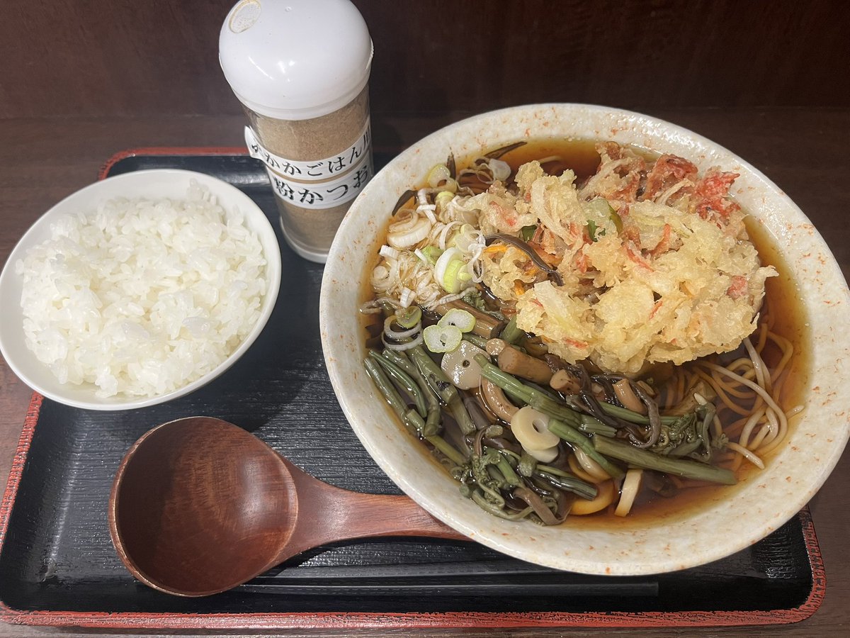 tsune_gon's tweet photo. 昨夜テレビの立ち食い蕎麦特集で観た「そばよし」京橋店へ。
かき揚げそばに山菜トッピングと半ライスを注文。
鰹節問屋直営の蕎麦屋でつゆが美味しかったのはもちろん、ライスは粉かつお付きで「おかかご飯」も堪能。
店員さんの接客も親切丁寧で良かったし、職場からも徒歩圏内でリピート確定！(^^) https://t.co/36iHnEo8LQ