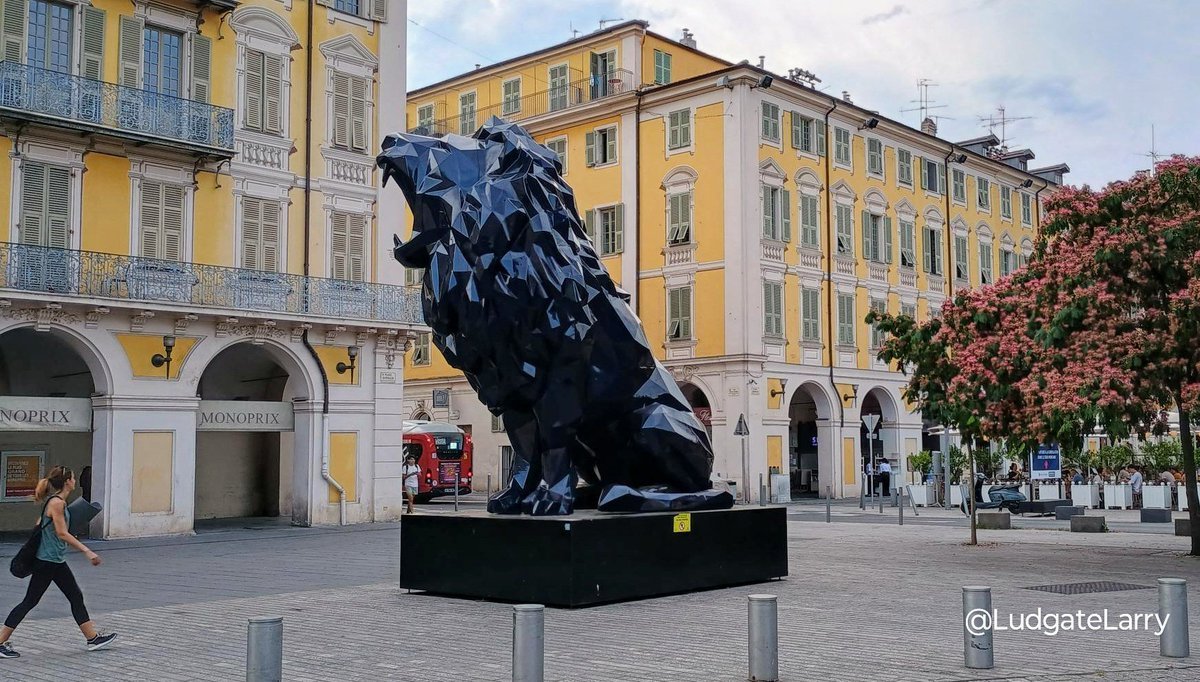 #AlphabetChallenge #WeekJforJetBlack

Spotted this while visiting Nice recently.  Well, just look at the thing.  It's enormous.  You can't miss it.  The "Roaring Lion" in Place Garibaldi ...

en.m.wikipedia.org/wiki/Richard_O…