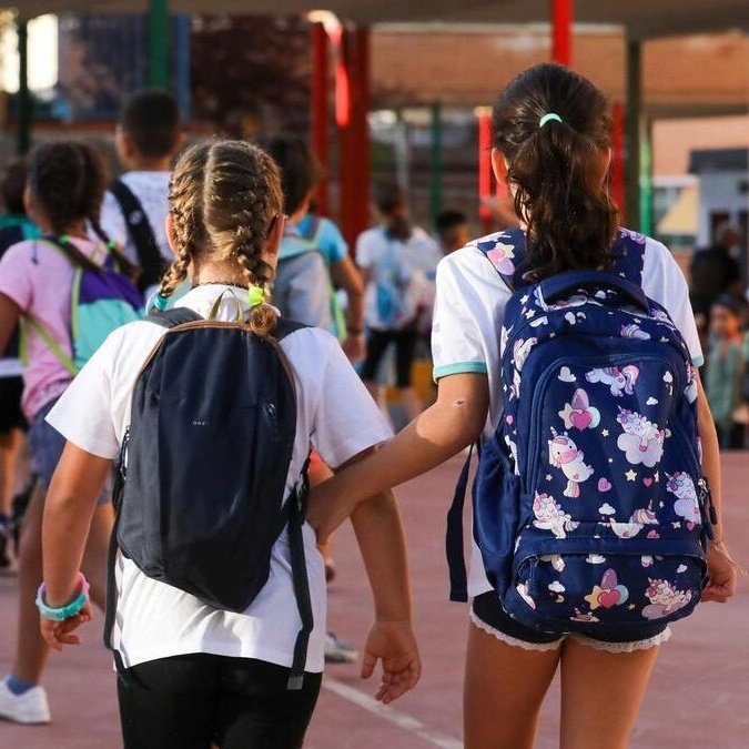 "Al setembre comença l'escola i també la xerinola".

"Al setembre tot el món sembra".

"Del setembre a la tardor, torna la calor".

"La bona fusta, per obrar, pel setembre l'has de tallar; per la lluna nova talla la soca i per la lluna vella talla l'estella".