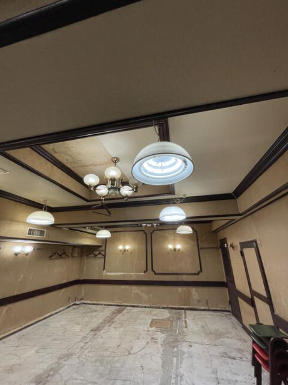 日本橋小舟町ビル地下の空間。渋色の周り縁、腰見切り。店舗利用可ということで、人形町駅徒歩7分の立地に渋い何かを爆誕頂くのが良いのかもしれません。和式便所だったり、多少初期の費用かかるかも分かりませんが。JazzyなRecordかかる何かとか、良いんじゃないでしょうか。72㎡16.79万円事業用賃貸