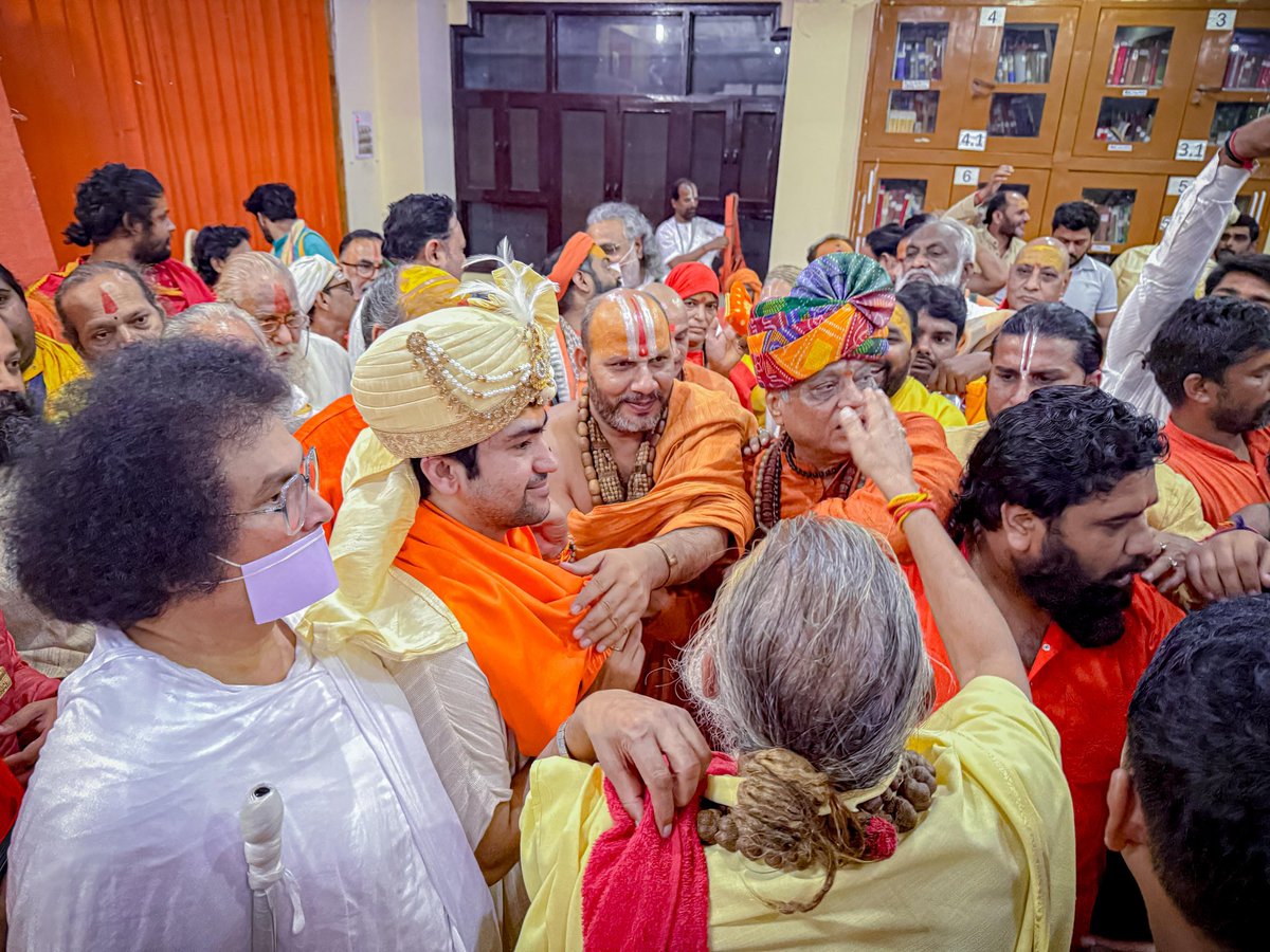 bageshwardham's tweet image. “दिल्ली से वृंदावन” सनातन हिंदू एकता पदयात्रा ”संत सम्मेलन” पहाड़गंज (दिल्ली) में संत सम्मेलन…
#bageshwardhamsarkar #bageshwardham #sudhanshujimaharaj #SanatanEkta #padyatra #vrindavan #SantSammelan #DelhiEvent #PoojySarkar #hinduunity #delhi #shribageshwardhamsarkar