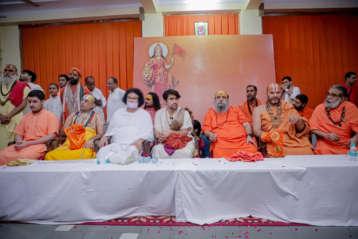 bageshwardham's tweet image. “दिल्ली से वृंदावन” सनातन हिंदू एकता पदयात्रा ”संत सम्मेलन” पहाड़गंज (दिल्ली) में संत सम्मेलन…
#bageshwardhamsarkar #bageshwardham #sudhanshujimaharaj #SanatanEkta #padyatra #vrindavan #SantSammelan #DelhiEvent #PoojySarkar #hinduunity #delhi #shribageshwardhamsarkar