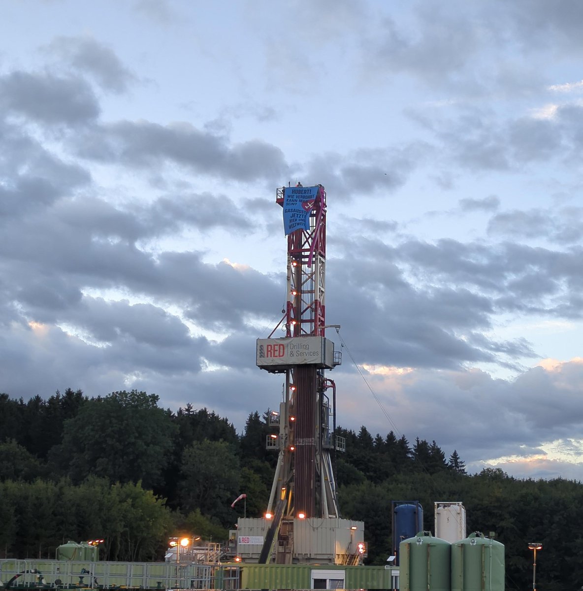‼️ Bohrturm in Reichling besetzt

Seit dem frühen morgenstunsen besetzen Aktivist*innen von Ende Gelände einen Bohrturm im bayrischen Reichling!

Hier wird aktuell gebohrt, um die Gasvorkommen am Ammersee zu fördern. 

Kein Gas - in Reichling und überall!