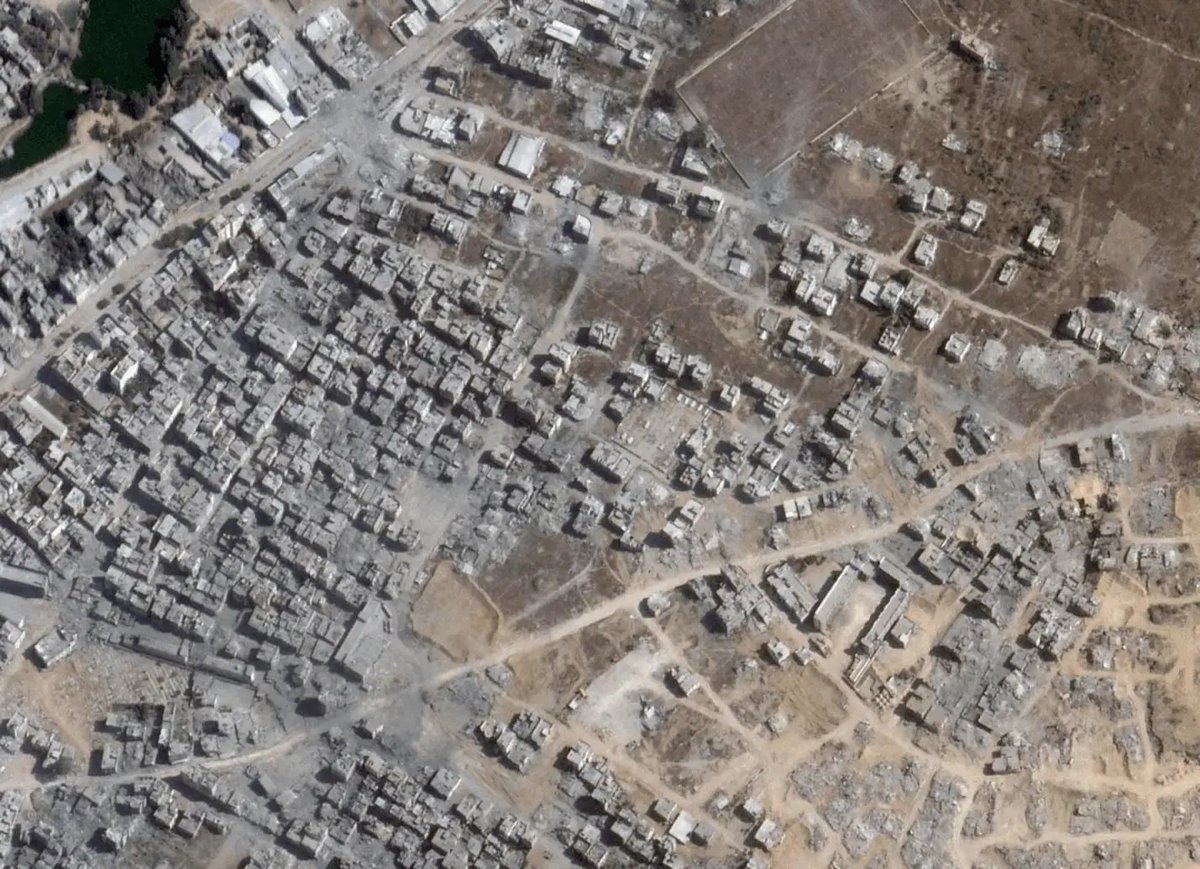 glcarlstrom's tweet image. These satellite images (from @planet, via @haaretzcom) were taken less than six weeks apart in July and August. Even before Israel starts its large-scale ground offensive in Gaza City, it has already destroyed entire neighborhoods there (these show Tuffah in the east).