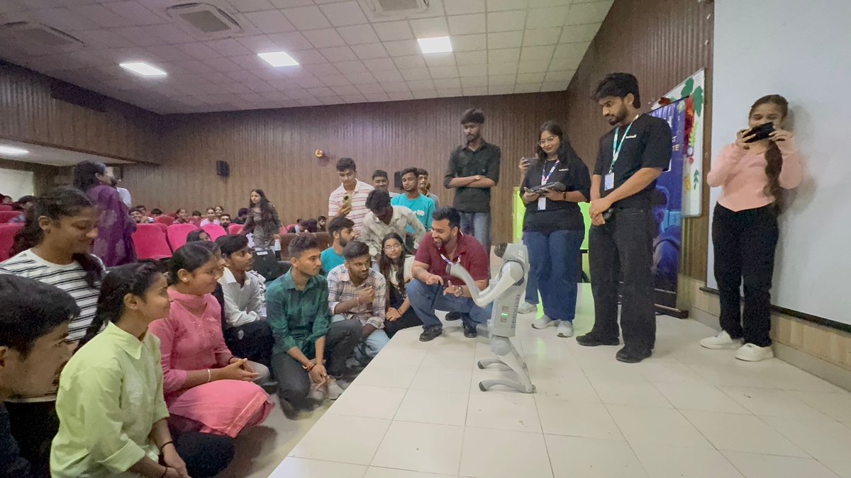 Techcadd_comp's tweet image. Techcadd was invited to deliver a Motivational&amp;amp;career counseling session at lyallpur khalsa College where Our Founder &amp;amp; CEO Mr. Gourav Gupta inspired students with his journey, life lessons &amp;amp; career insights techcadd AI Dog ‘Chichi’ Huge thanks to Khalsa family for the support ❤️