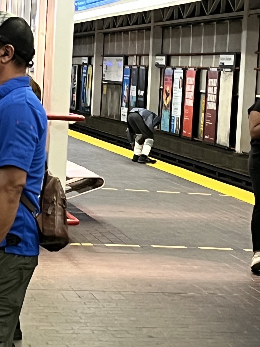 ⁦<a href="/TransLink/">TransLink BC</a>⁩ he’s awful close to the edge Stadium Chinatown 10:23 pm