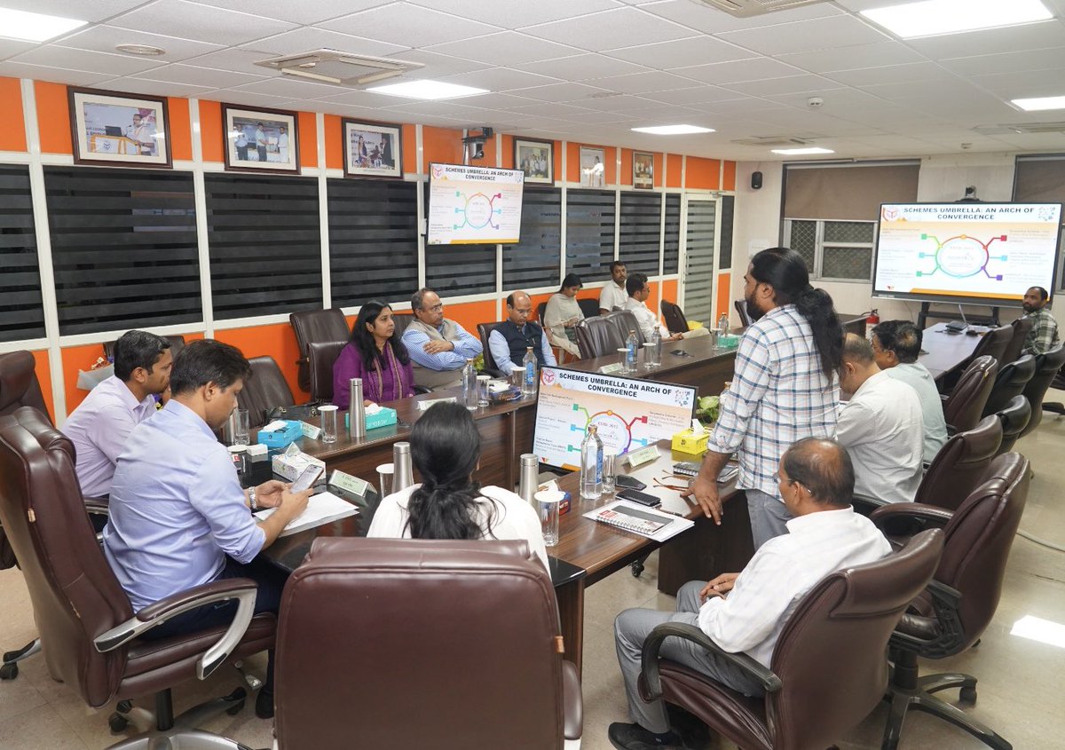 Welcoming some Indian Foreign Service Officers on their Mid Career training visit to UP. They were briefed about our Skill Development Schemes n Initiatives. #drhariomias #upsdm #skill #ifs #training #up #ve