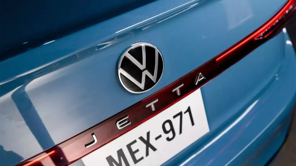#Volkswagen anuncia la gama 2026 del Jetta, se mantienen las mismas 3 versiones y GLI,  los precios van desde $434,400 para el Trendline  hasta $676,500 para el GLI, ya está disponible en toda la redes de concesionarios del país 
<a href="/Volkswagen_MX/">Volkswagen México</a> #automotive